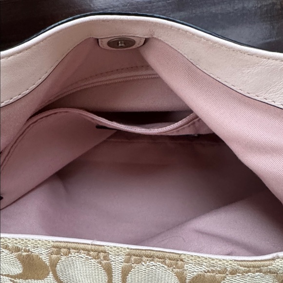 Coach Lynn hobo, beige signature canvas w/blush pink patent leather trim. EUC. - Picture 8 of 11